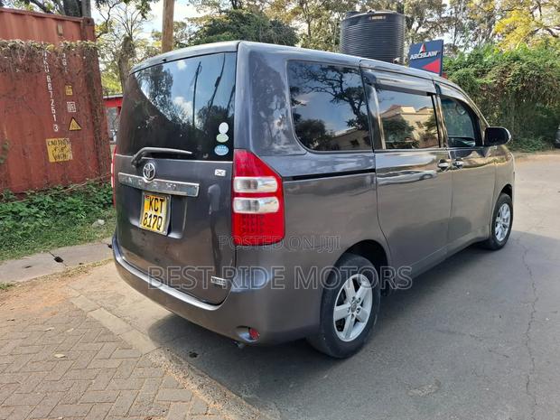 Toyota Noah 2.0 158hp FWD (8 Seater) 2011 Gray