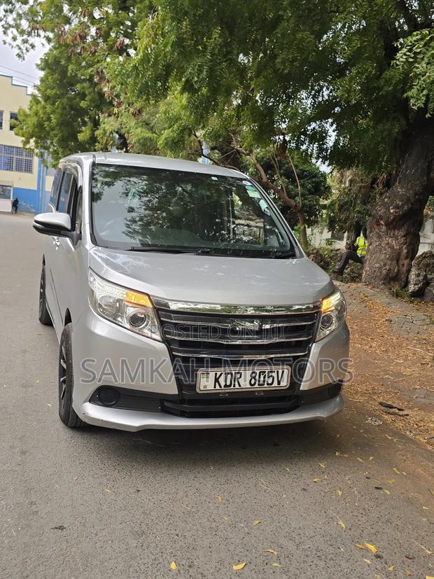 Toyota Noah 2018 Silver