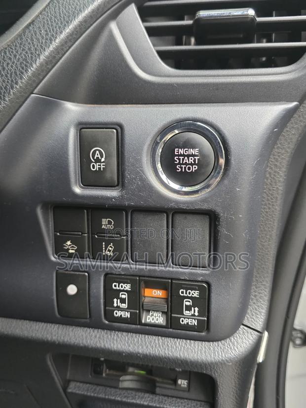 Toyota Noah 2018 Silver