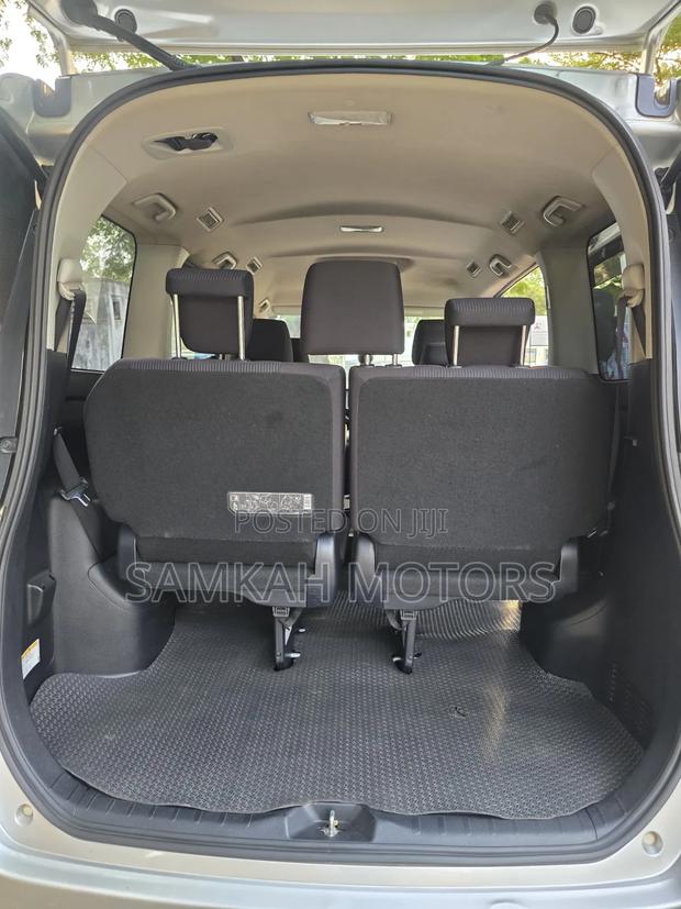 Toyota Noah 2018 Silver