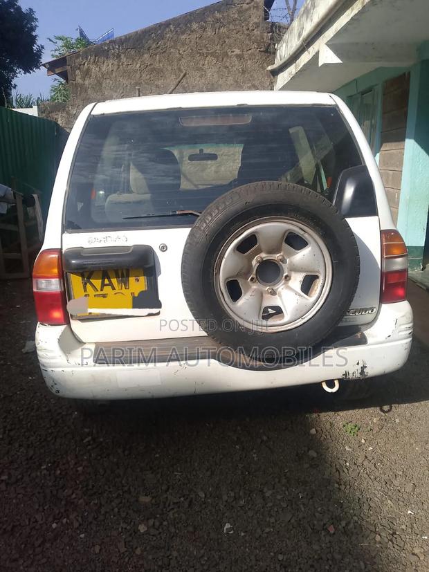 Suzuki Escudo 2000 White