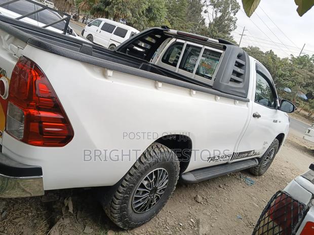 Toyota Hilux 2018 White