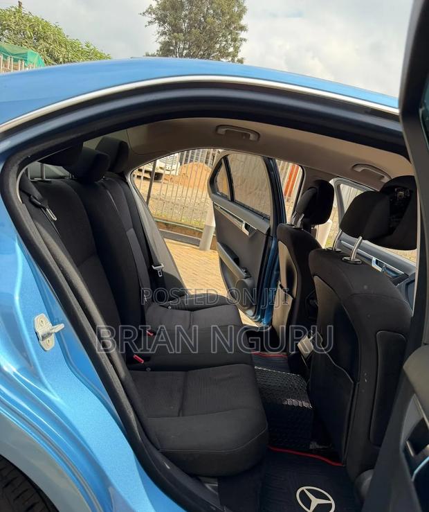 Mercedes-Benz C200 2011 Blue