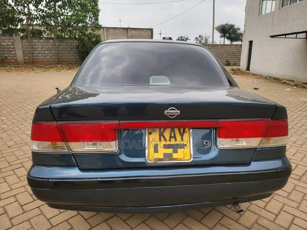 Nissan Sunny 2000 Blue
