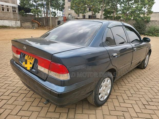 Nissan Sunny 2000 Blue
