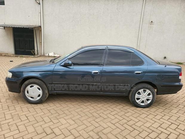 Nissan Sunny 2000 Blue