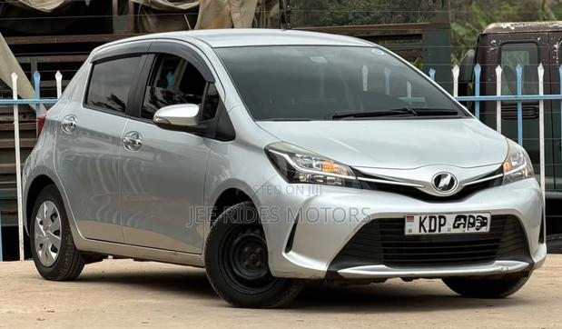 Toyota Vitz 2016 Silver