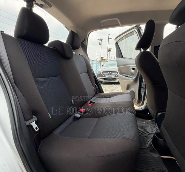 Toyota Vitz 2016 Silver