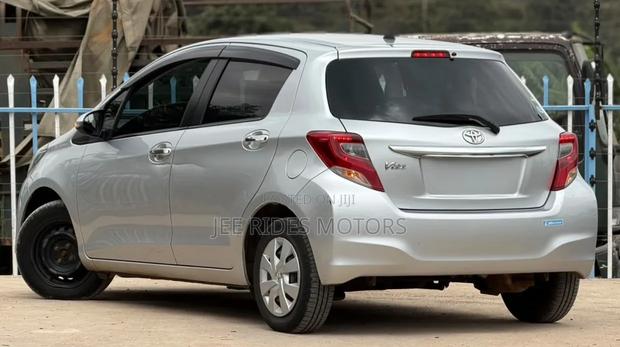 Toyota Vitz 2016 Silver