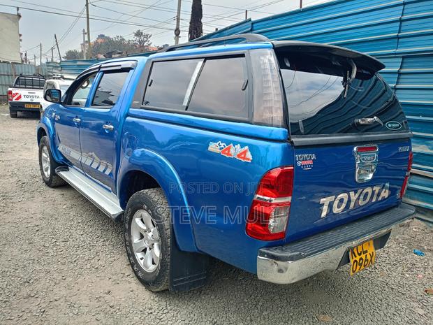 Toyota Hilux 2011 Blue