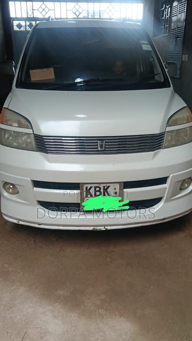 Toyota Voxy X 2WD 8-Seater 2003 White