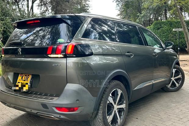 Peugeot 5008 2018 Green