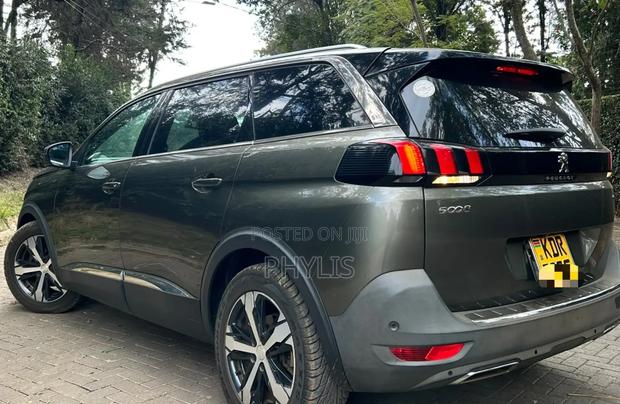 Peugeot 5008 2018 Green