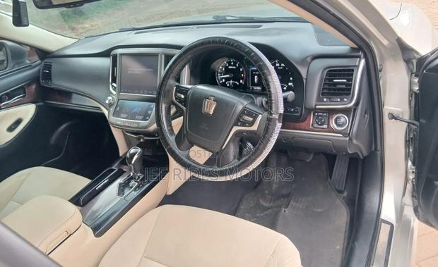 Toyota Crown 2016 Silver