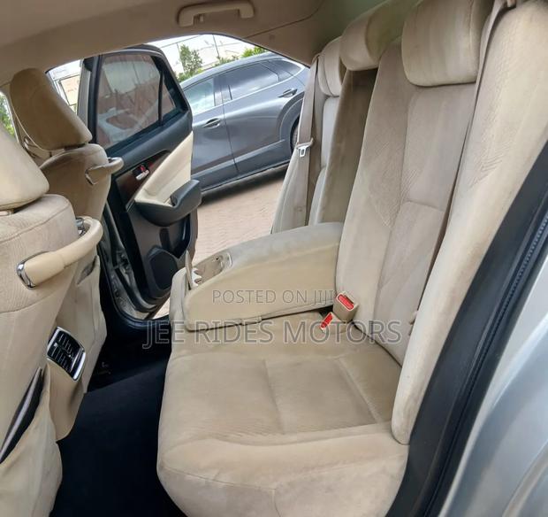 Toyota Crown 2016 Silver