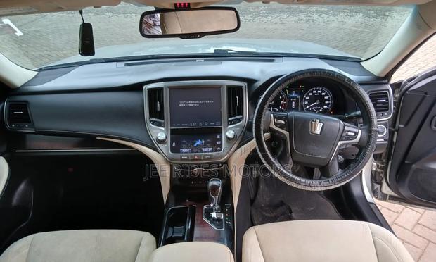 Toyota Crown 2016 Silver