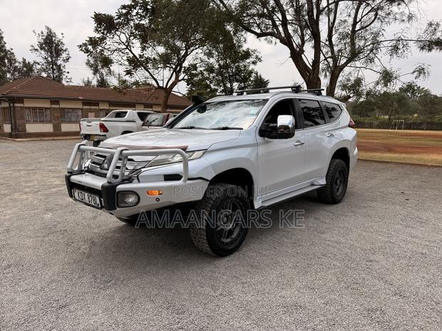 Mitsubishi Pajero Sport 2022 White