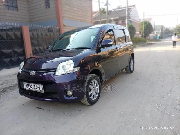 Toyota Sienta 2015 Burgundy