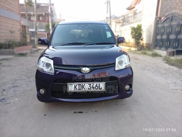 Toyota Sienta 2015 Burgundy