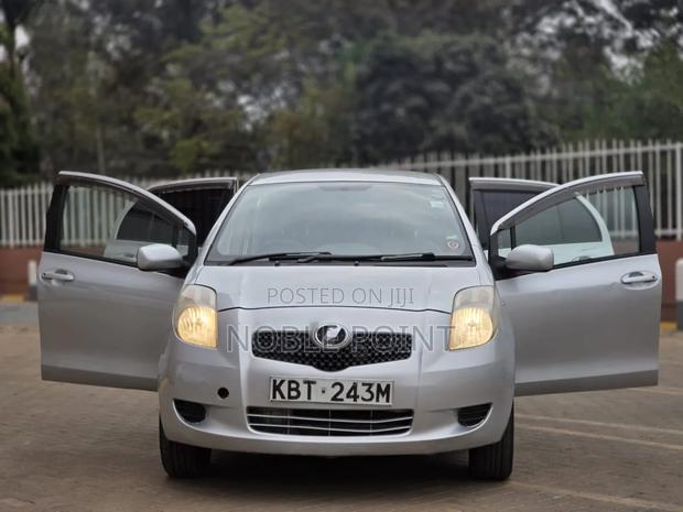 Toyota Vitz 2004 Silver