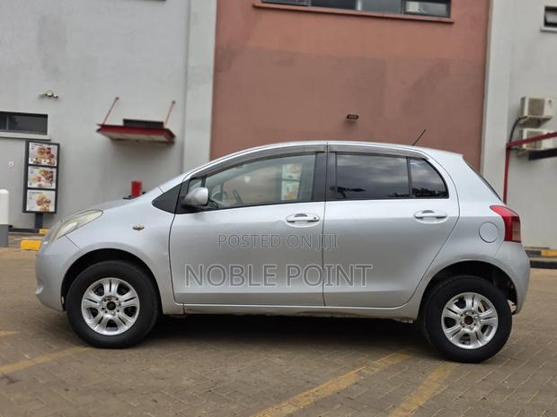 Toyota Vitz 2004 Silver
