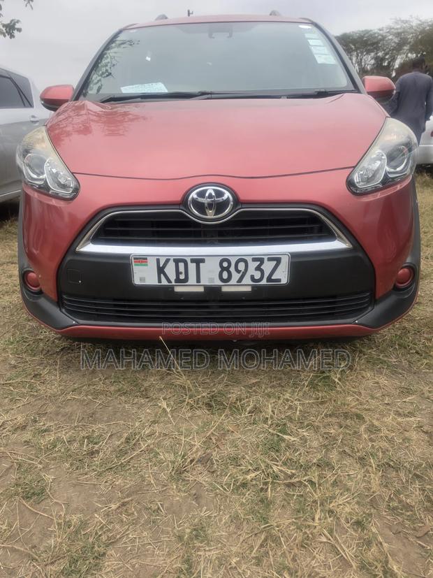 Toyota Sienta 2018 Maroon