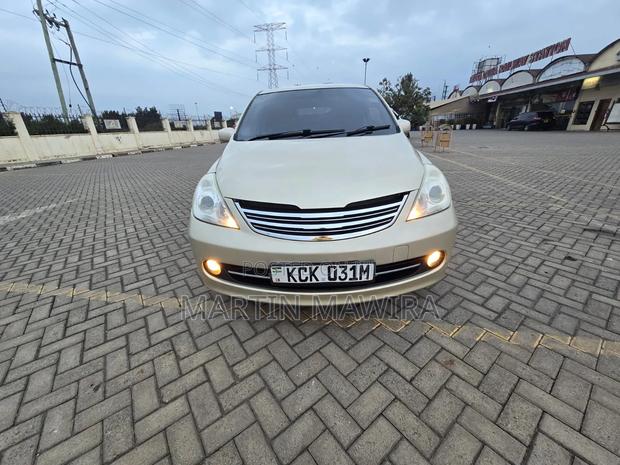 Nissan Tiida 2010 Gold