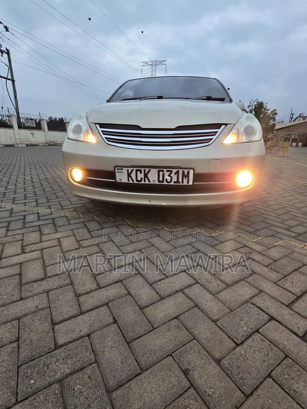 Nissan Tiida 2010 Gold