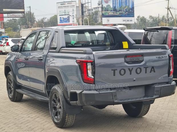 New Toyota Hilux 2026 Gray