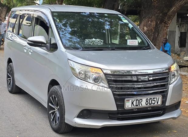 Toyota Noah 2017 Silver