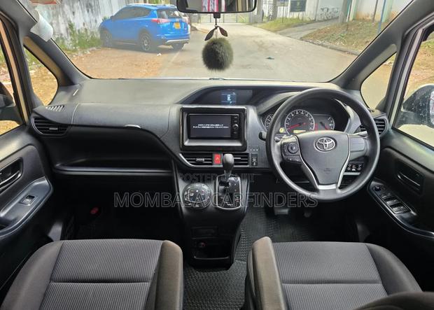 Toyota Noah 2017 Silver
