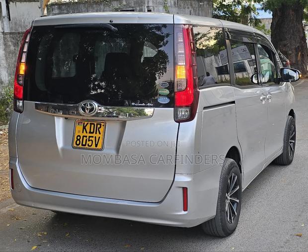 Toyota Noah 2017 Silver