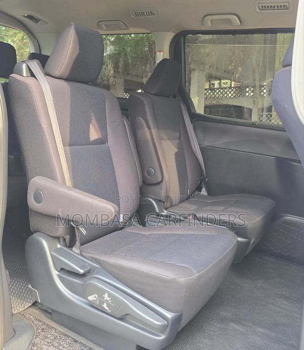 Toyota Noah 2017 Silver