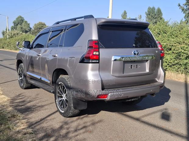 Toyota Land Cruiser Prado 2018 Gray