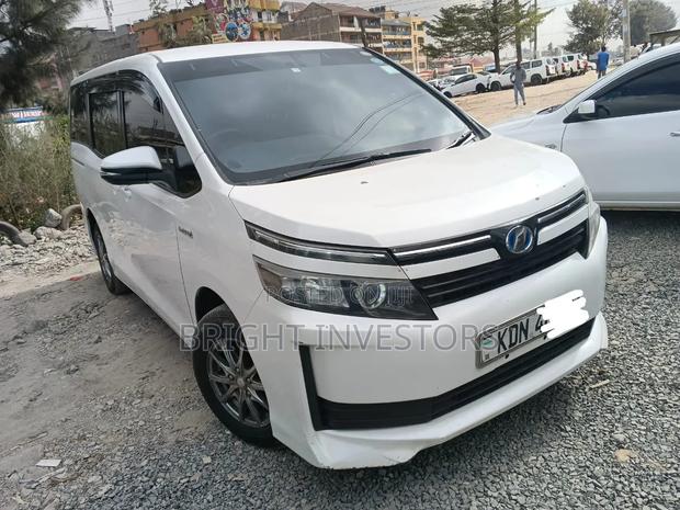Toyota Voxy 2017 White
