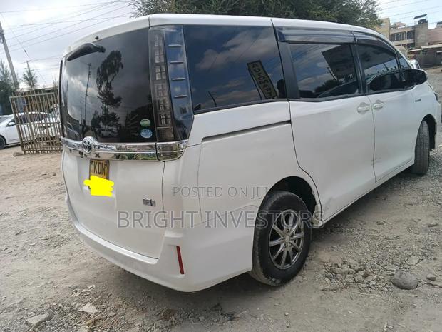 Toyota Voxy 2017 White