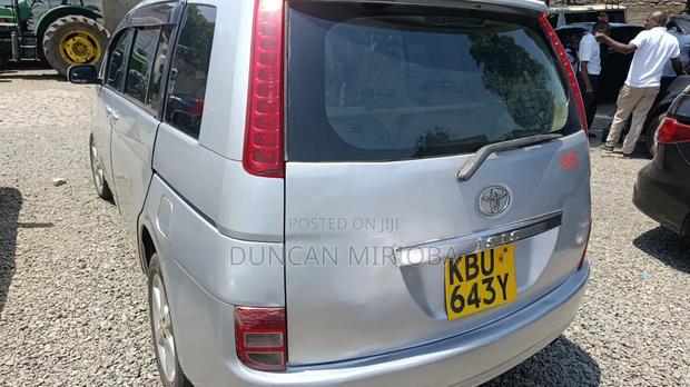 Toyota ISIS 2006 Gray