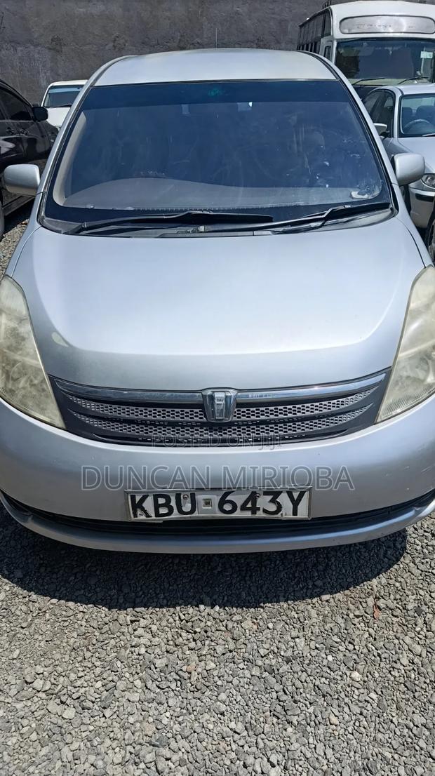 Toyota ISIS 2006 Gray