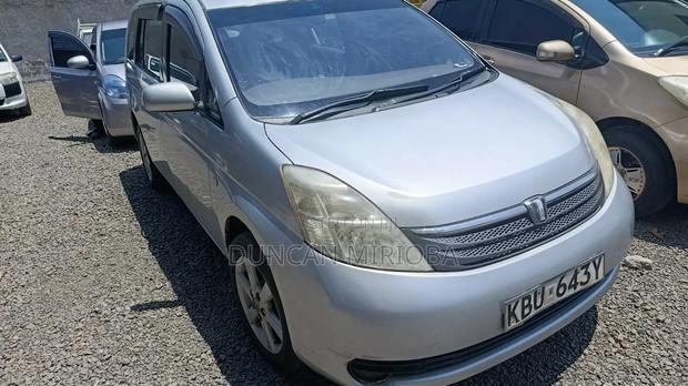 Toyota ISIS 2006 Gray