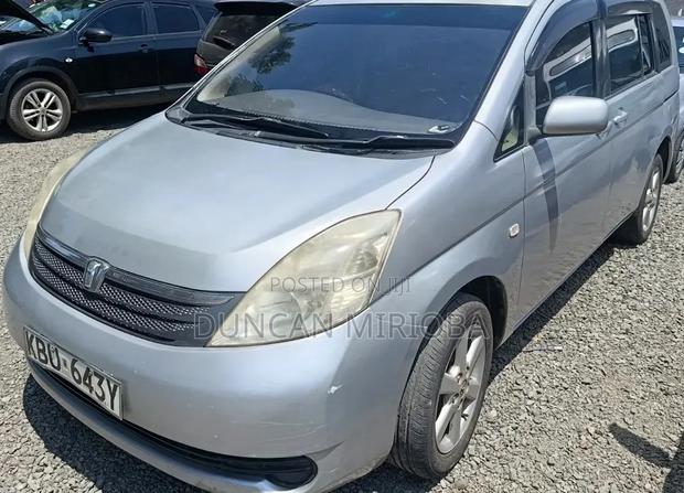 Toyota ISIS 2006 Gray