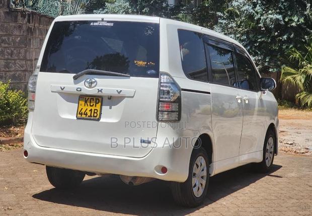 Toyota Voxy 2010 White