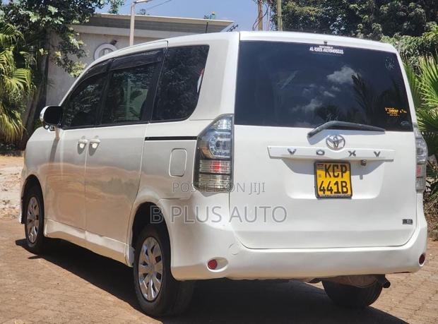 Toyota Voxy 2010 White