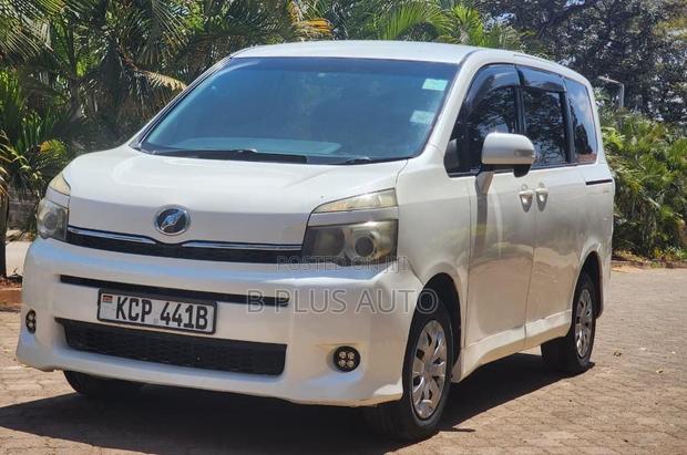 Toyota Voxy 2010 White