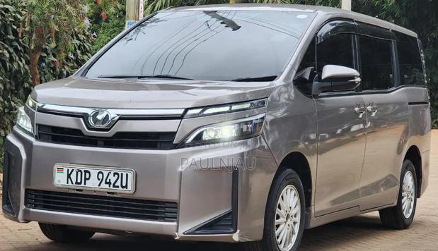 Toyota Voxy 2018 Silver