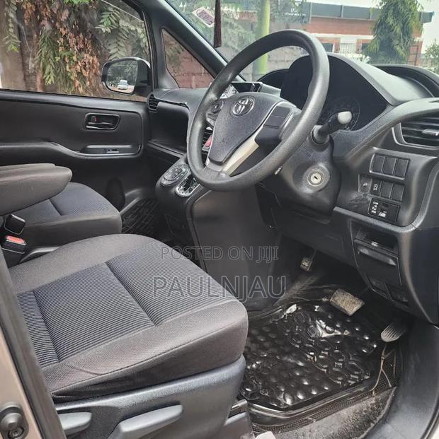 Toyota Voxy 2018 Silver
