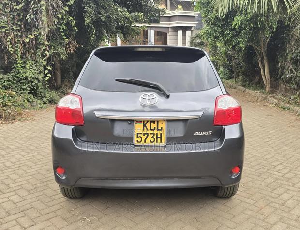 Toyota Auris 2010 Gray