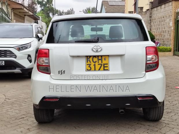 Toyota ISIS 2009 White