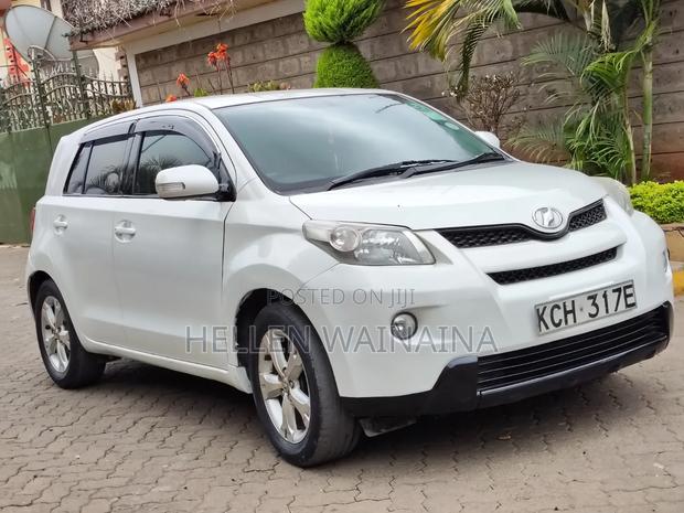 Toyota ISIS 2009 White