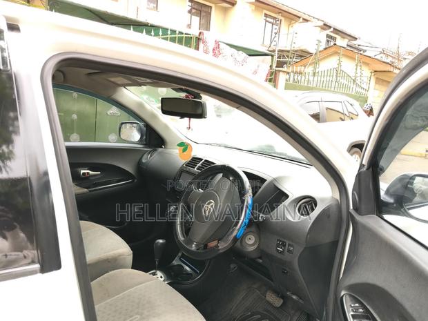 Toyota ISIS 2009 White