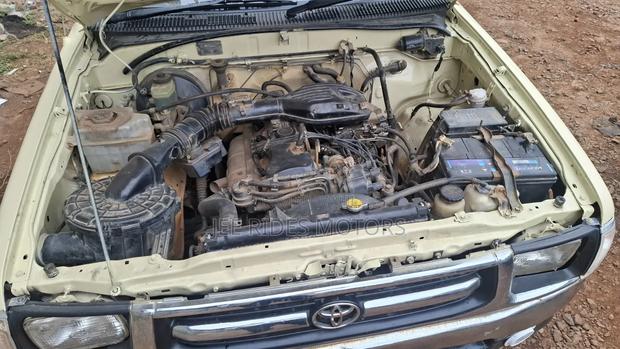 Toyota Hilux 1994 Off white